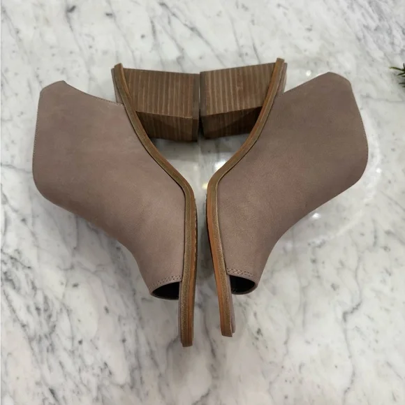 NWT Vince Camuto Suede Taupe Women's Heels Wedges Sandals Size 8 - Picture 2 of 6